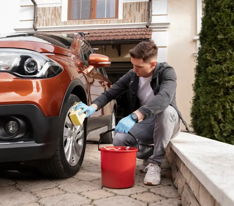 Lavage auto à domicile Réguisheim : professionnel intervenant sur un véhicule